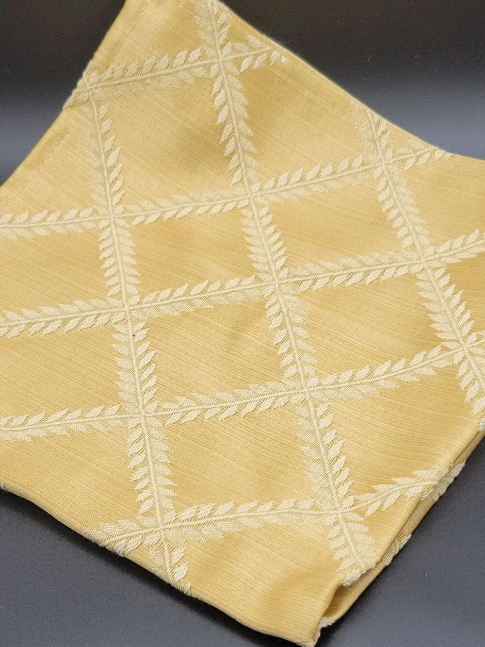 Lenox Laurel Leaf Gold Geometric Square Napkin Cotton/Polyester Reversible. (4)